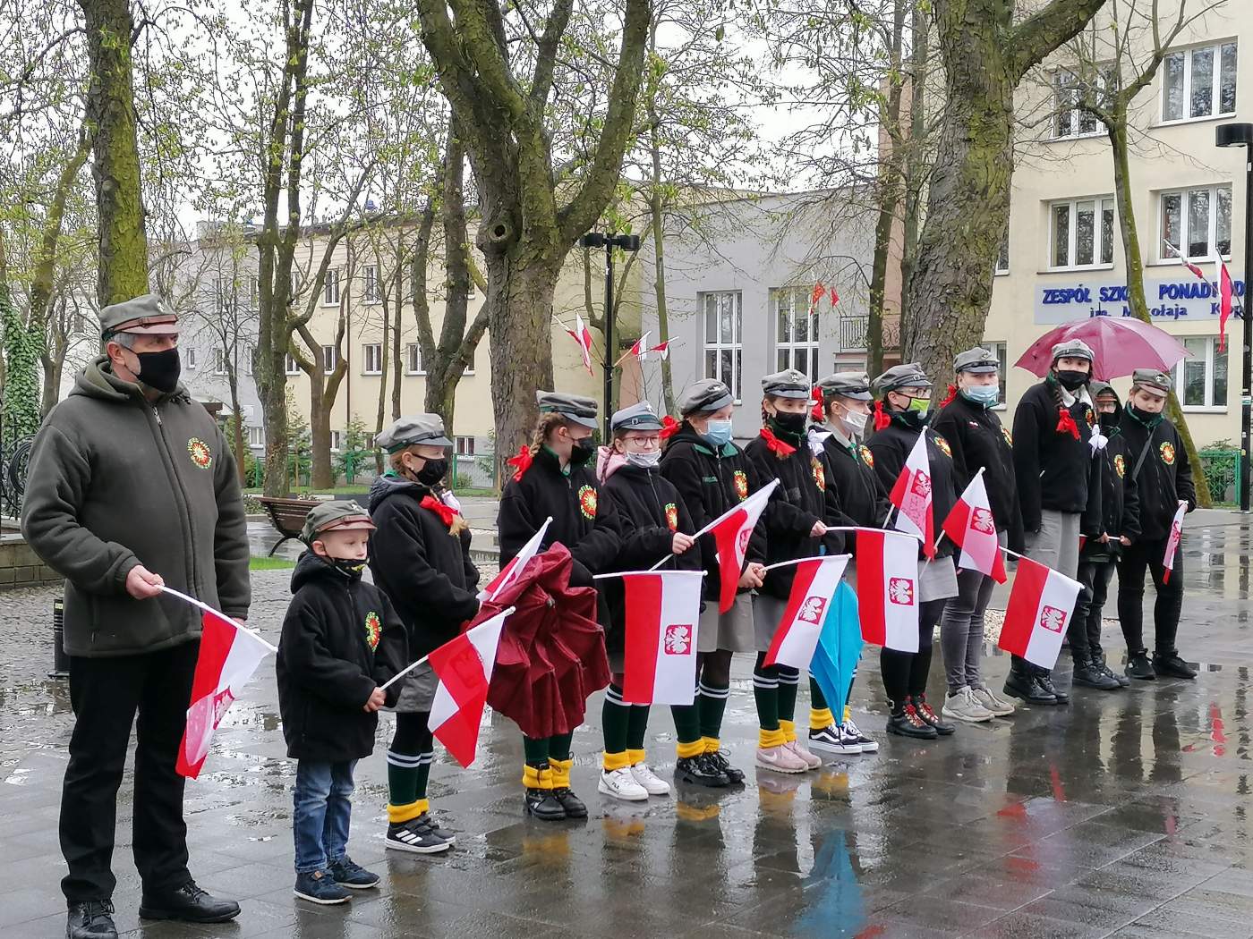 Na zdjęciu znajdują się harcerze i zuchy buskiego Hufca.