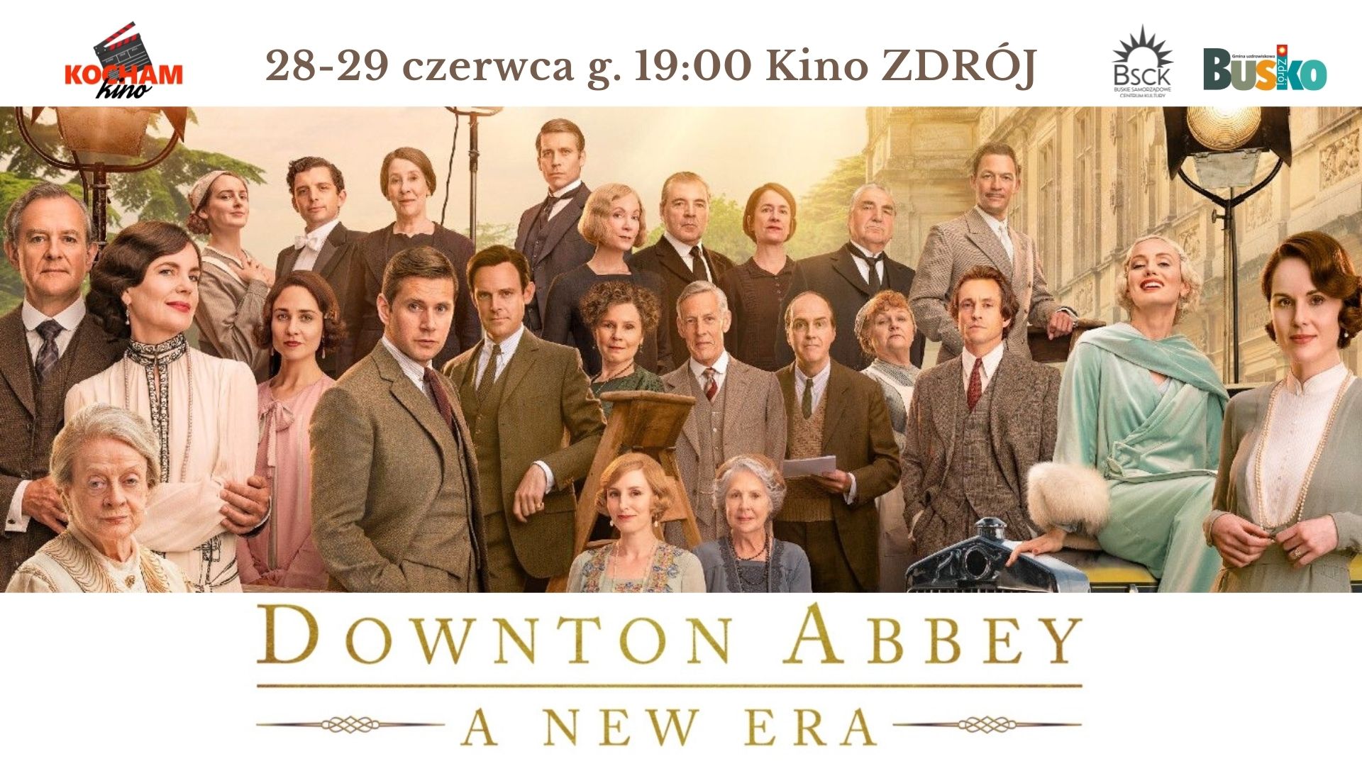 Grafika promująca seans filmu Downton Abbey. Widać grupę elegancko ubranych osób pozujących do zdjęcia na tle zabudowań miejskich