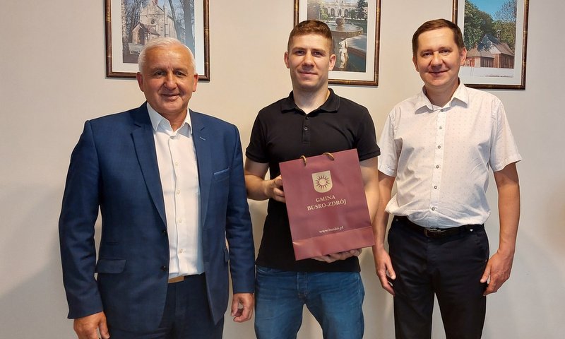 Pięściarz Patryk Głuch razem z burmistrzem Waldemarem Sikorą i Skarbnikiem UMiG Arturem Tokarzem