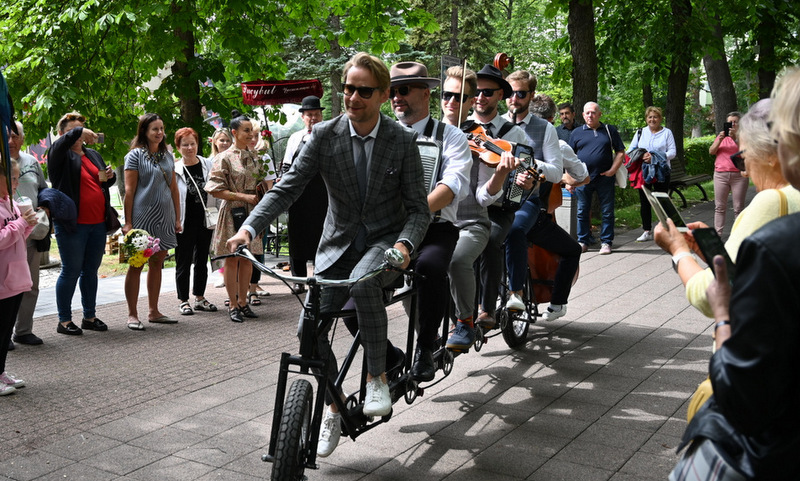 Zdjęcie przedstawia zespół jadący na rowerze