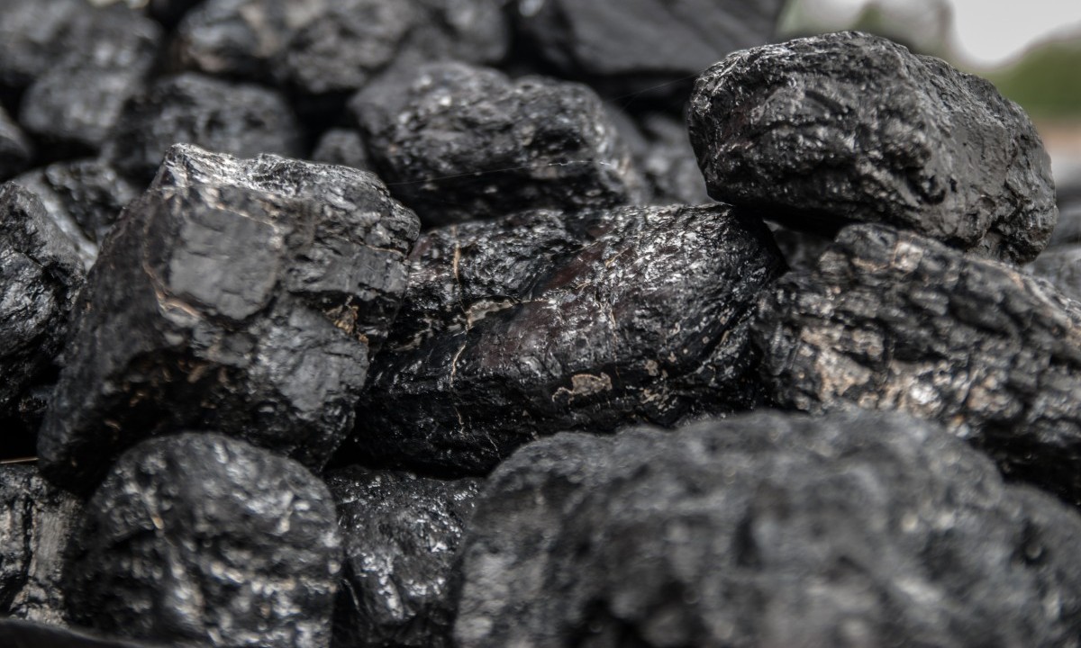 zdjęcie przedstawia bryły węgla