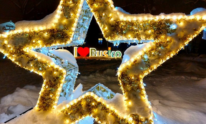 świąteczna iluminacja w postaci gwiazdy oraz napisu I love Busko