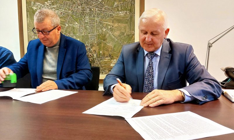 na zdjęciu Burmistrz Waldemar Sikora podpisuje umowę dotyczącą remontu świetlicy w Galowie