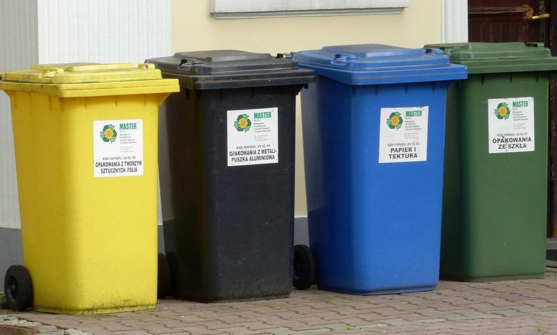 zdjęcie przedstawia pojemniki na śmieci