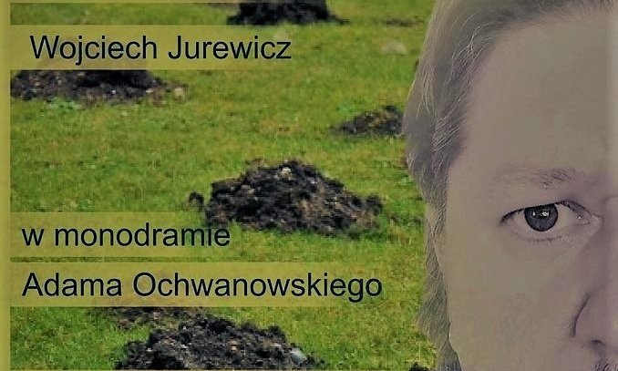 plakat promujący monodram Rozmówki Działkowe, przedstawia zbliżenie na twarz aktora, w tle kretowiska pośród trawnika
