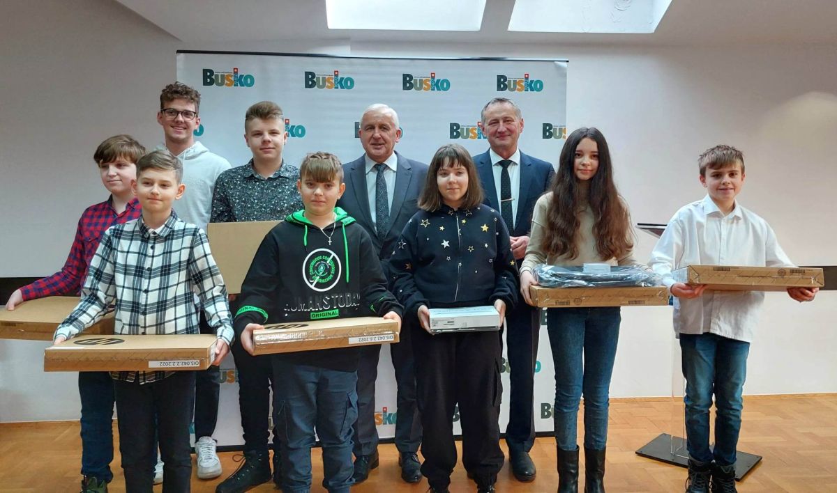 Nagrodzeni uczestnicy spotkania pozują do zdjęcia z Burmistrzem Waldemarem Sikorą i Wojewodą Zbigniewem Koniuszem