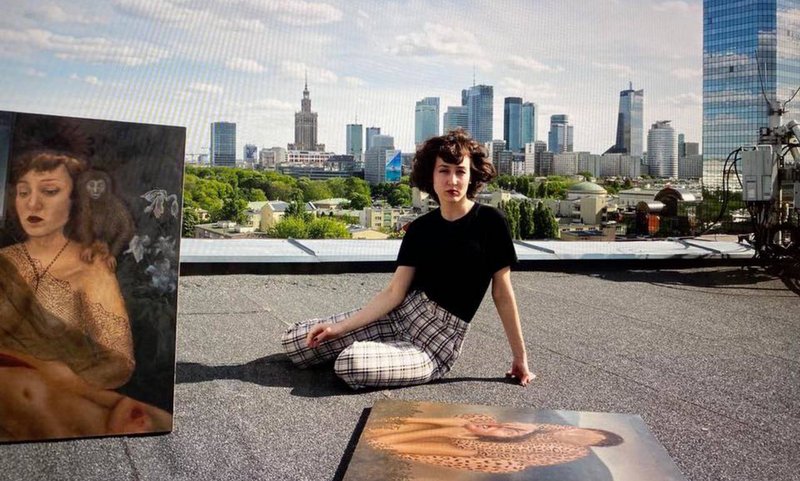 Artystka Agata Słowak pozuje do zdjęcia na dachu budynku pośród swoich prac (fot. artinfo.pl)
