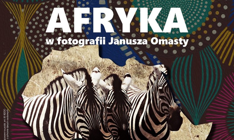 plakat promujący wystawę fotografii Janusza Omasty, w tle zebry na fotografii oraz afrykańskie motywy graficzne 
