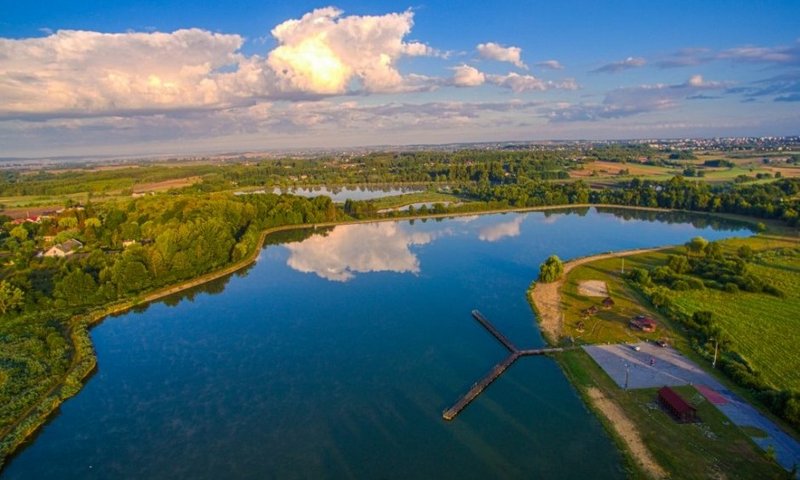Zdjęcie przedstawia zbiornik wodny w Radzaowie z lotu ptaka