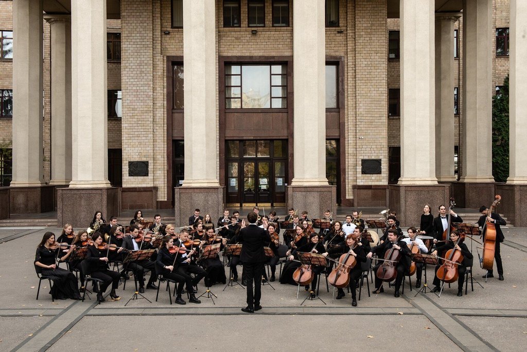 zdjęcie orkiestry MASO - kilkudziesięciu muzyków na tle budynku Pałacu Kultury Zagłębia (materiały PKZ)