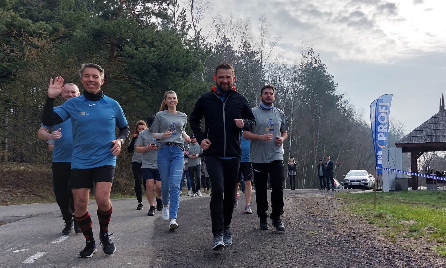 Uczestnicy biegu PSB na ścieżce w Lesie Winiarskim