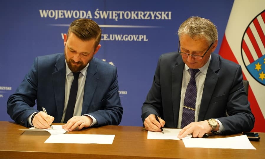 Z-ca Burmistrza Michał Maroński oraz Wojewoda Zbigniew Koniusz podczas podpisania dokumentów