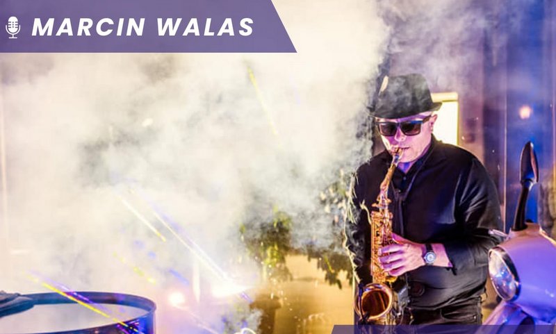 grafika promująca koncert Marcina Walasa, zawiera zdjęcie artysty z saksofonem