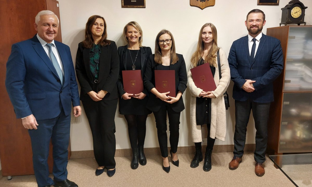 Nauczycielki z awansami w towarzystwie burmistrza Waldemara Sikory, z-cy Michała Marońskiego oraz naczelnik Anny Papaj