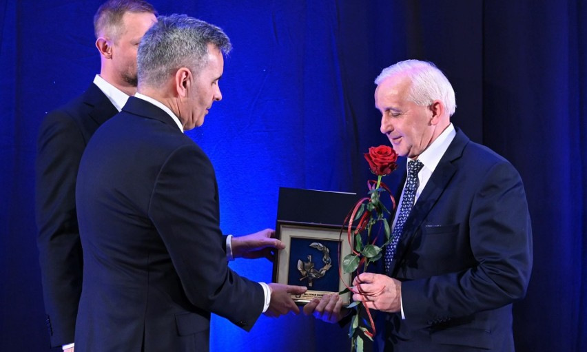 Burmistrz Waldemar Sikora odbiera nagrodę