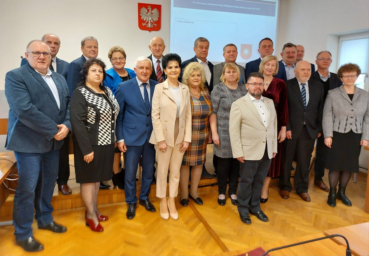 Radni Rady Miejskiej w Busku-Zdroju kadencji 2018 - 2023 wraz z Burmistrzem Waldemarem Sikorą