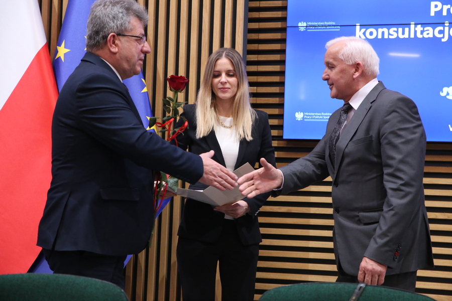 burmistrz Waldemar Sikora otrzymuje gratulacje od wojewody Józefa Bryka