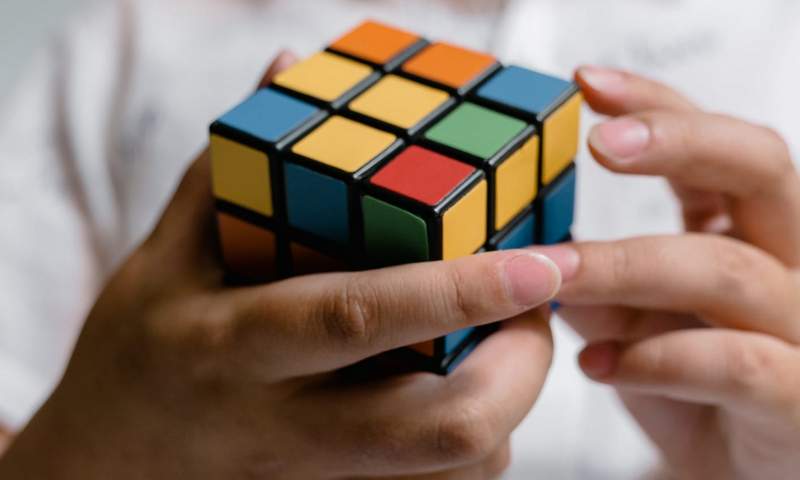 grafika promująca zawody w układaniu kostki Rubika