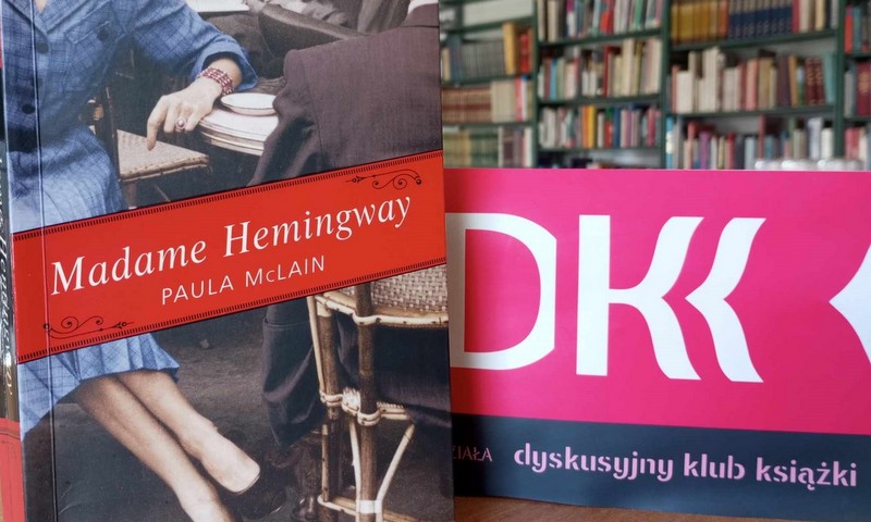 grafika przedstawia okładkę książki Madame Hemingway, w tle widok biblioteki