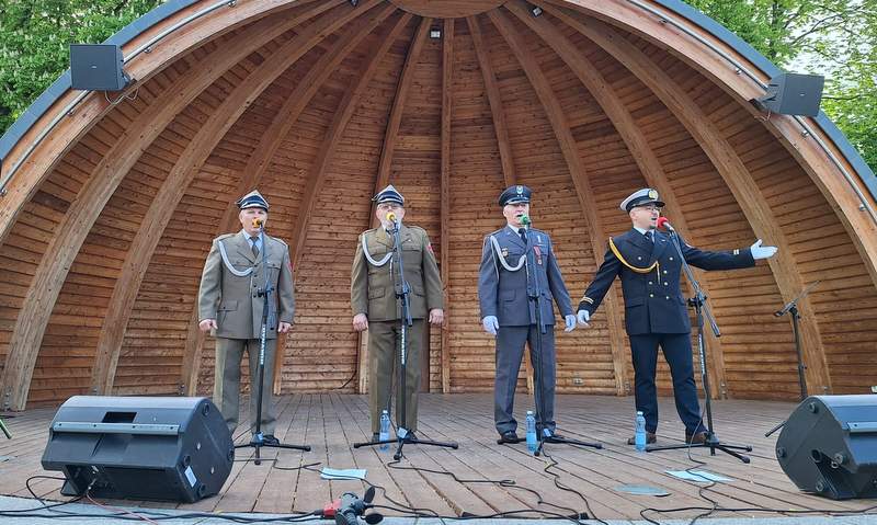 Zespół Konsonans, muzycy w mundurach wojskowych