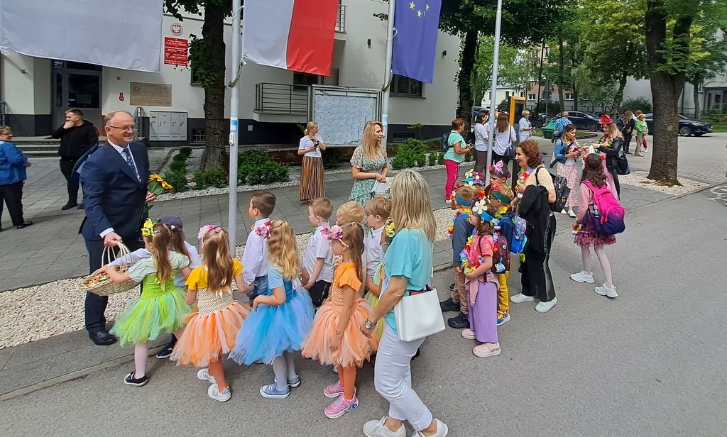 Burmistrz Jerzy Szydłowski w towarzystwie dzieci  w barwnych strojach