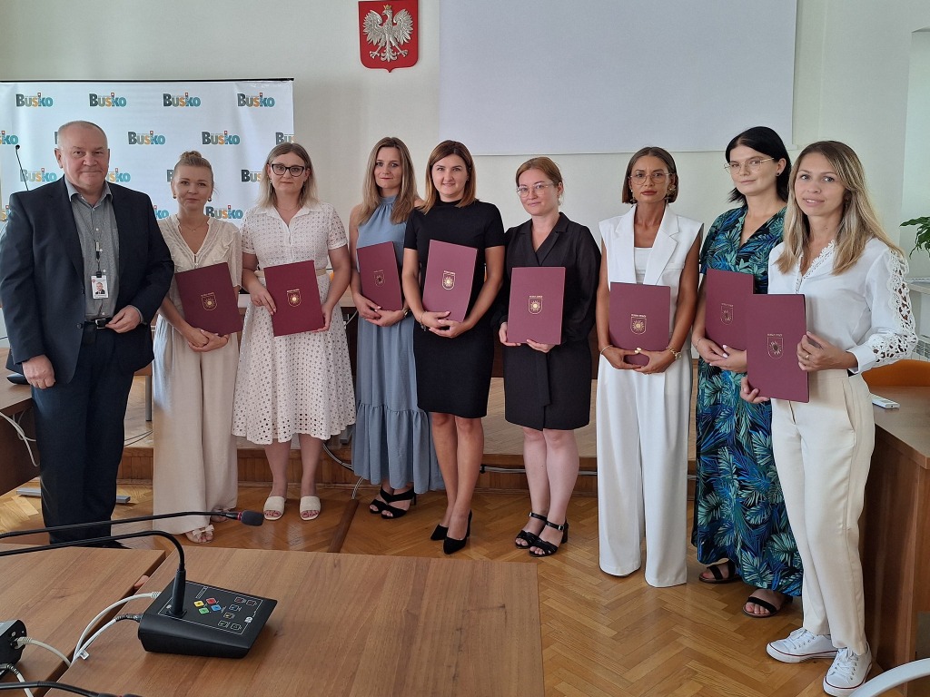 Nauczycielki pozują do zdjęcia wraz z zastępcą burmistrza Piotrem Kaczochą