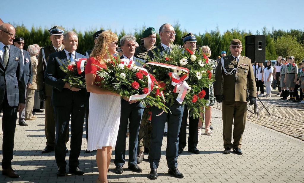 Uczestnicy uroczystości rocznicowych w Broninie z wiązankami kwiatów