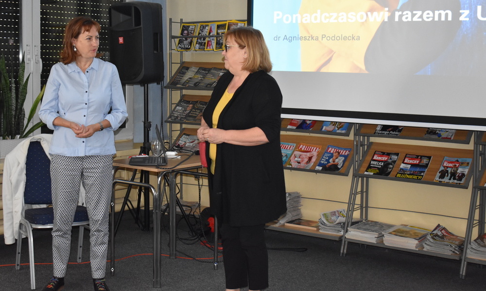 Agnieszka Podolecka z UNICEF oraz dyrektor biblioteki Ewa Marciniec przed ekranem