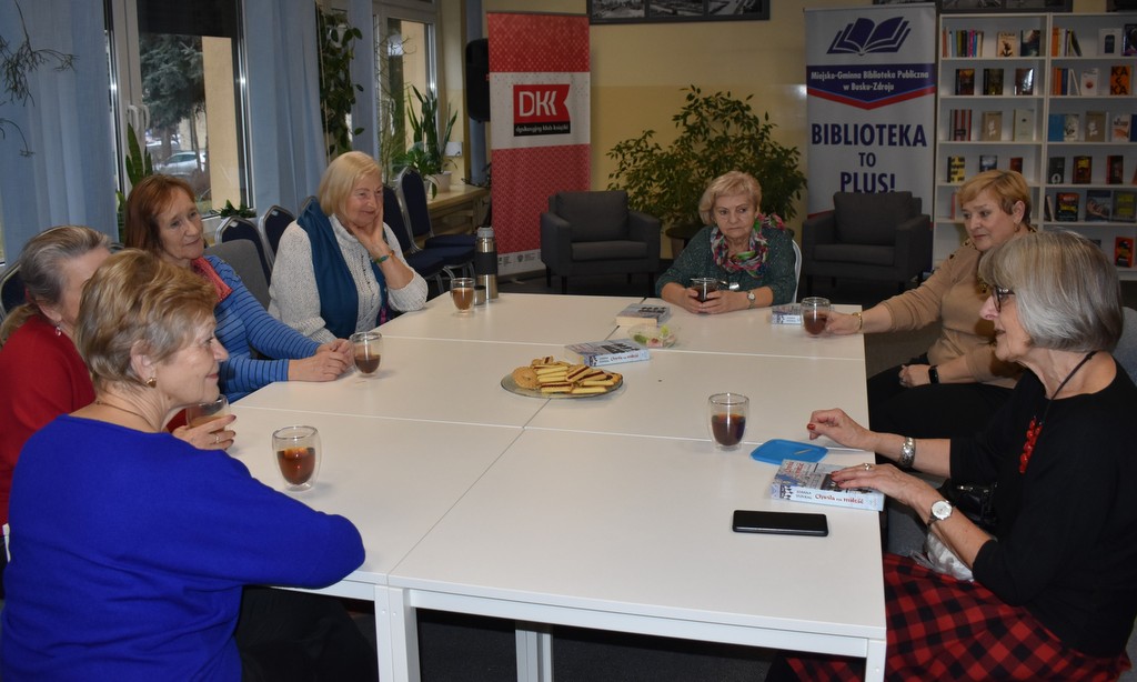 Kilka kobiet siedzących przy stole podczas rozmowy