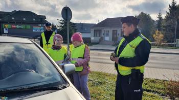 Uczniowie Publicznej Szkoły Podstawowej Nr 2 im. Janusza Korczaka w Busku-Zdroju uczestniczący w prewencyjnej akcji terenowej 