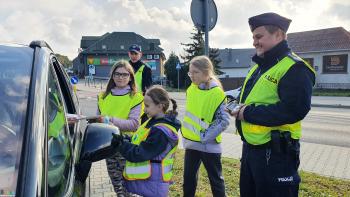 Uczniowie Publicznej Szkoły Podstawowej Nr 2 im. Janusza Korczaka w Busku-Zdroju uczestniczący w prewencyjnej akcji terenowej 