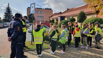 Uczniowie Publicznej Szkoły Podstawowej Nr 3 im. Płk. Aleksandra Krzyżanowskiego „Wilka” w Busku-Zdroju uczestniczący w prewencyjnej akcji terenowej 