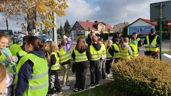 Uczniowie Publicznej Szkoły Podstawowej Nr 3 im. Płk. Aleksandra Krzyżanowskiego „Wilka” w Busku-Zdroju uczestniczący w prewencyjnej akcji terenowej 