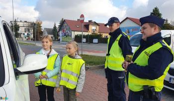 Uczniowie Publicznej Szkoły Podstawowej Nr 3 im. Płk. Aleksandra Krzyżanowskiego „Wilka” w Busku-Zdroju uczestniczący w prewencyjnej akcji terenowej 