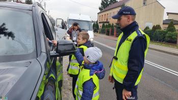 Uczniowie Zespołu Placówek Oświatowych w Dobrowodzie, uczestniczący w prewencyjnej akcji terenowej 