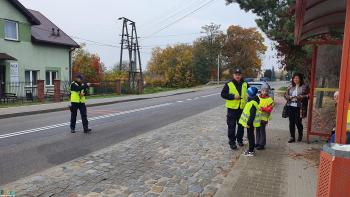 Uczniowie Zespołu Placówek Oświatowych w Dobrowodzie, uczestniczący w prewencyjnej akcji terenowej 