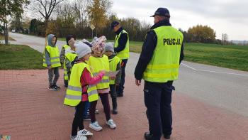 Uczniowie Zespołu Placówek Oświatowych w Kołaczkowicach, uczestniczący w prewencyjnej akcji terenowej 