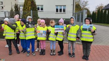 Uczniowie Zespołu Placówek Oświatowych w Kołaczkowicach, uczestniczący w prewencyjnej akcji terenowej 