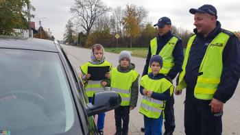 Uczniowie Zespołu Placówek Oświatowych w Kołaczkowicach, uczestniczący w prewencyjnej akcji terenowej 