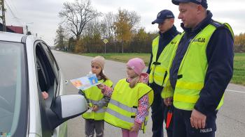 Uczniowie Zespołu Placówek Oświatowych w Kołaczkowicach, uczestniczący w prewencyjnej akcji terenowej 