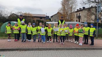 Uczniowie Publicznej Szkoły Podstawowej im. Jana Pawła II w Zbludowicach uczestniczący w prewencyjnej akcji terenowej 