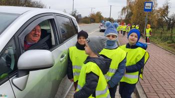 Uczniowie Publicznej Szkoły Podstawowej im. Jana Pawła II w Zbludowicach uczestniczący w prewencyjnej akcji terenowej 