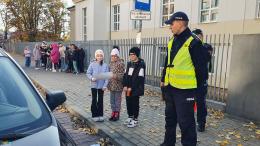 Uczniowie Publicznej Szkoły Podstawowej Nr 1 im. Stanisława Staszica w Busku-Zdroju uczestniczący w prewencyjnej akcji terenowej 