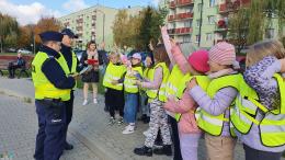 Uczniowie Publicznej Szkoły Podstawowej Nr 2 im. Janusza Korczaka w Busku-Zdroju uczestniczący w prewencyjnej akcji terenowej 