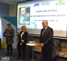 Dyrektor Ewa Marciniec, Irena Nyczaj, dyrektor Jarosław Zatorski, w tle slajd na ekranie