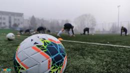 piłka na tle stadionu