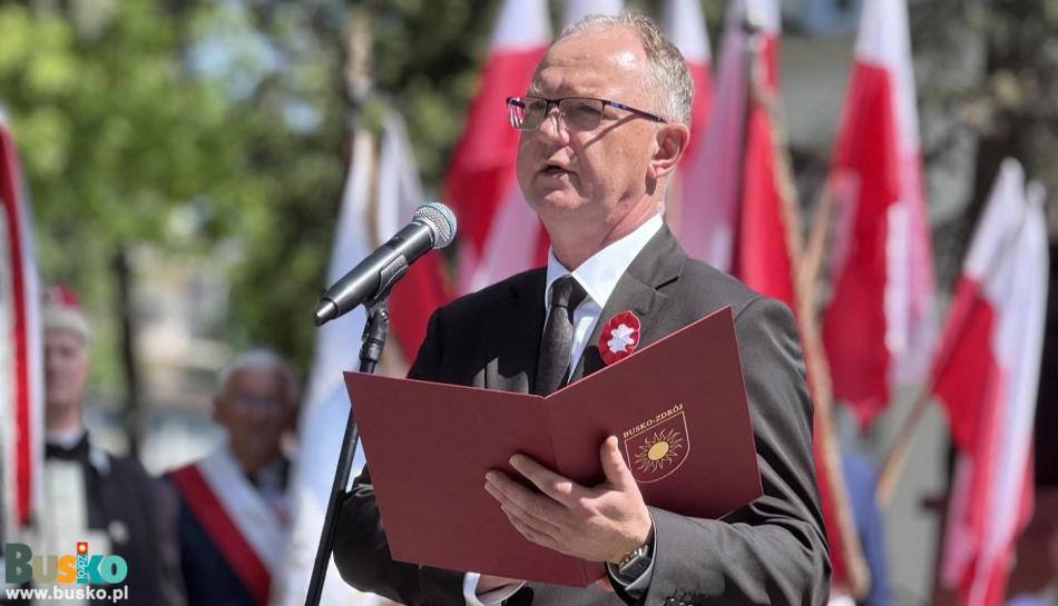 Burmistrz Miasta i Gminy Busko-Zdrój wygłaszający przemówienie podczas uroczystych obchdów Konstytucji 3 Maja w Busku-Zdroju Burmistrz Miasta i Gminy Busko-Zdrój wygłaszający przemówienie podczas uroczystych obchdów Konstytucji 3 Maja w Busku-Zdroju