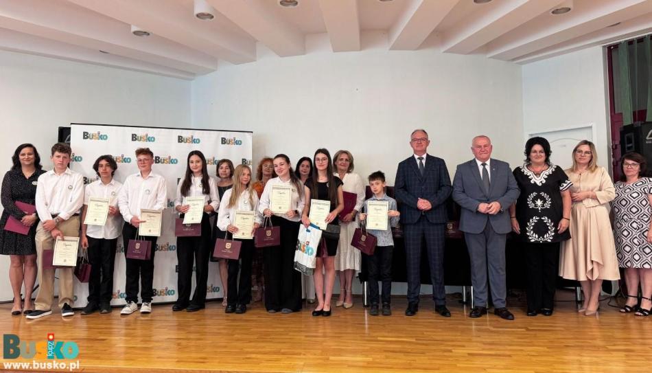 105 uczniów z naszej gminy otrzymało nagrody Burmistrza Miasta i Gminy Busko-Zdrój za szczególne osiągnięcia w roku szkolnym 2024/2025 105 uczniów z naszej gminy otrzymało nagrody Burmistrza Miasta i Gminy Busko-Zdrój za szczególne osiągnięcia w roku szkolnym 2024/2025