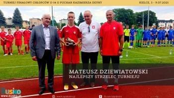 Na zdjęciu znajduje się Burmistrz Miasta i Gminy Busko-Zdrój wraz z działaczami Świętokrzyskiego Związku Piłki Nożnej oraz Mateusz Dziewiatowski uhonorowany statuetką dla najlepszego strzelca turnieju