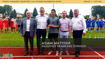 Na zdjęciu znajduje się Burmistrz Miasta i Gminy Busko-Zdrój wraz z działaczami Świętokrzyskiego Związku Piłki Nożnej oraz Adam Matysek uhonorowany statuetką dla najlepszego bramkarza turnieju.